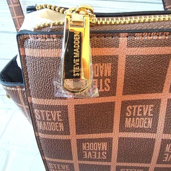 NWT STEVE MADDEN B LEXI BAG CROSSBODY COGNAC BROWN LOGO GOLD ADJUSTABLE STRAPS - Picture 3 of 5